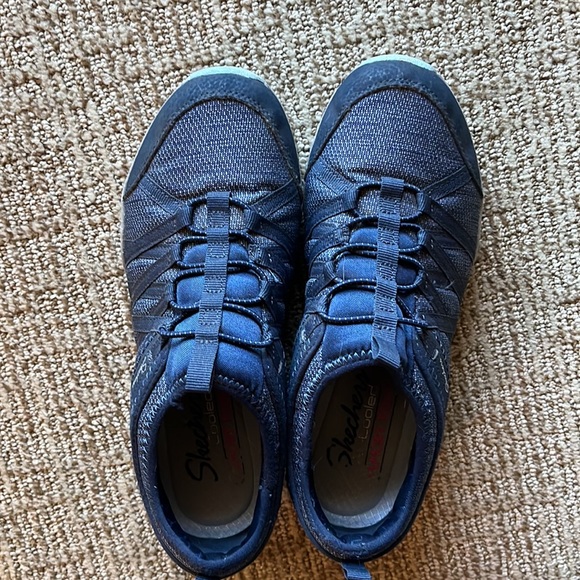 Sketchers slip ons in excellent condition - Picture 2 of 3